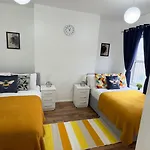 1-Bed Apartment Sleeps 6 In The City Center