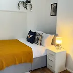 1-Bed Apartment Sleeps 6 In The City Center