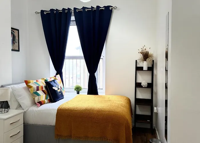 1-Bed Apartment Sleeps 6 In The City Center