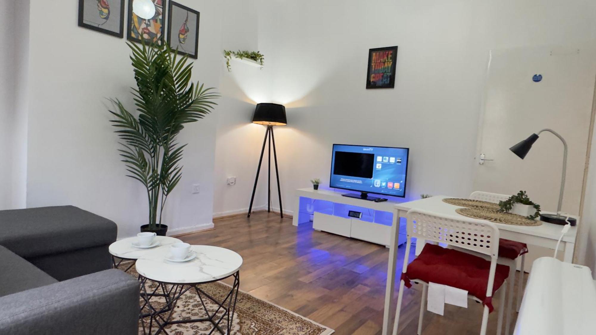 1-Bed Apartment Sleeps 6 In The City Center *