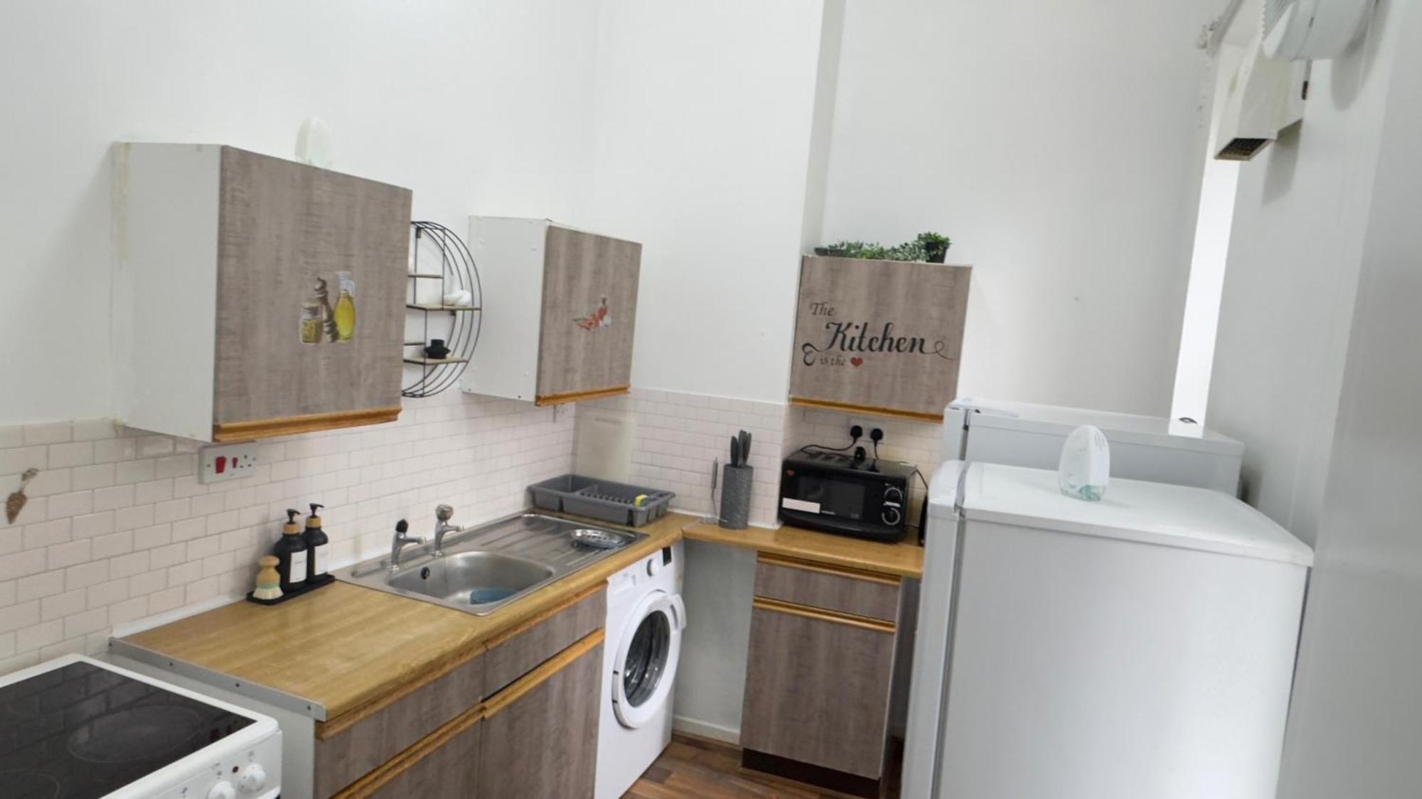 1-Bed Apartment Sleeps 6 In The City Center